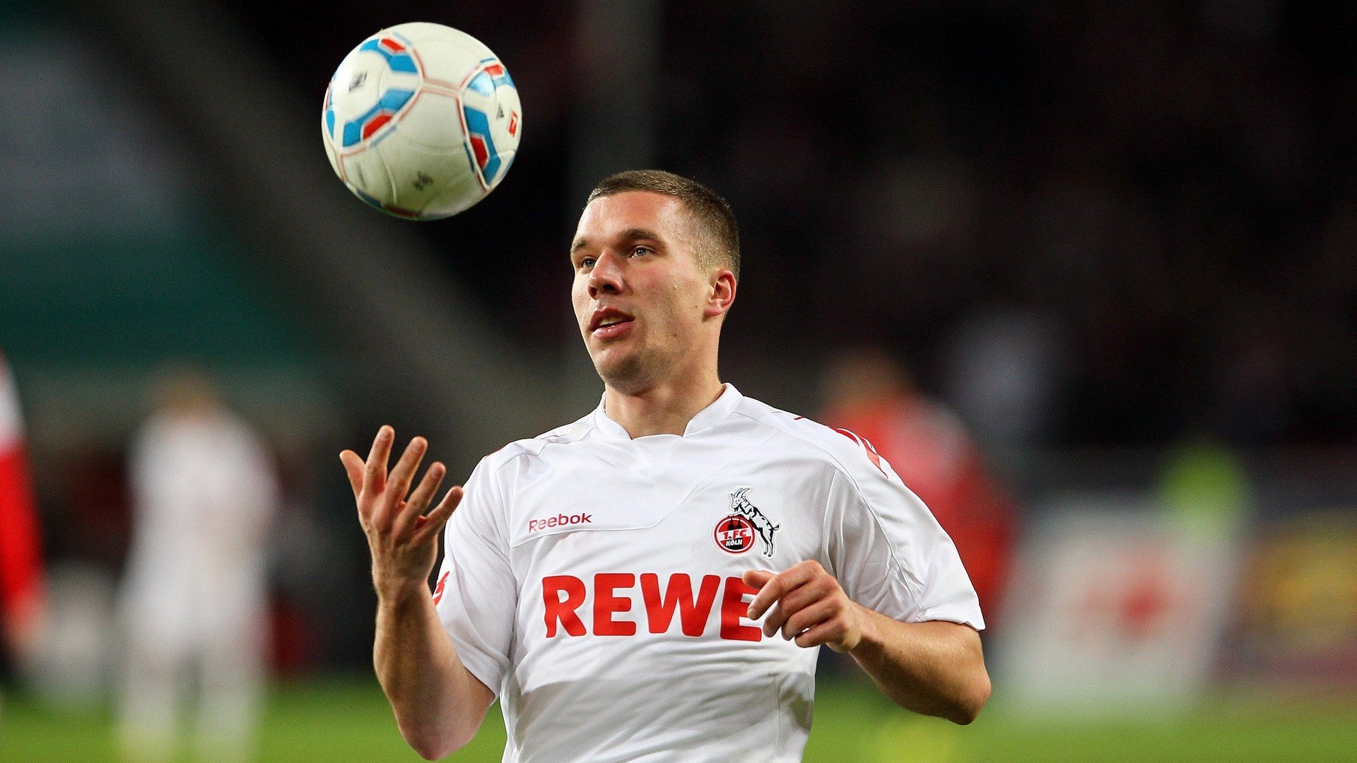 开云体育官方网站-赛道与绿茵场，F1街道赛焦点战与苏格兰的足球突围